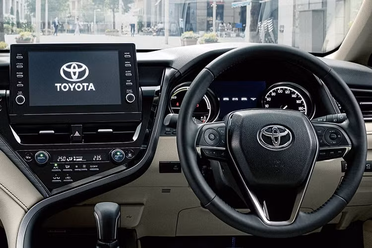 Không có thay đổi về động cơ. Toyota Camry đời 2021 tại Nhật Bản vẫn sử dụng động cơ hybrid gồm động cơ 2.5L 4 xy-lanh (176 mã lực/221 Nm) và mô-tơ điện (118 mã lực/202 Nm). Tổng công suất của hệ thống động cơ này là 211 mã lực với mức tiêu hao nhiên liệu 4,11 lít/100 km.