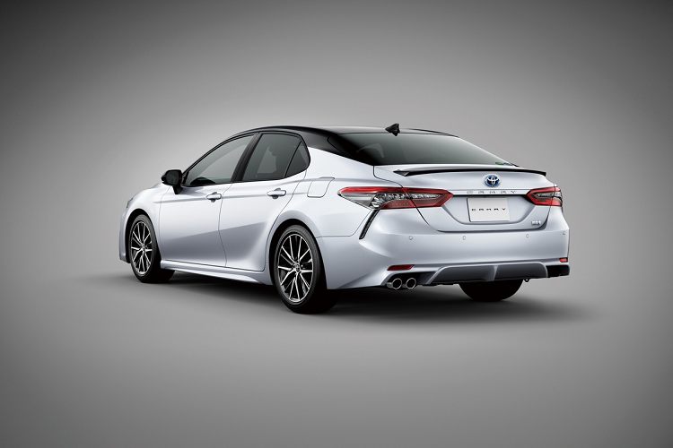 Phần đầu xe được thiết kế lại với lưới tản nhiệt sắc nét hơn. Toyota Camry thế hệ mới bản tiêu chuẩn có phần lưới tản nhiệt chia 2 tầng rõ rệt. Phần dưới có các thanh ngang màu đen hoặc xám mờ mở rộng về 2 bên và được viền chrome