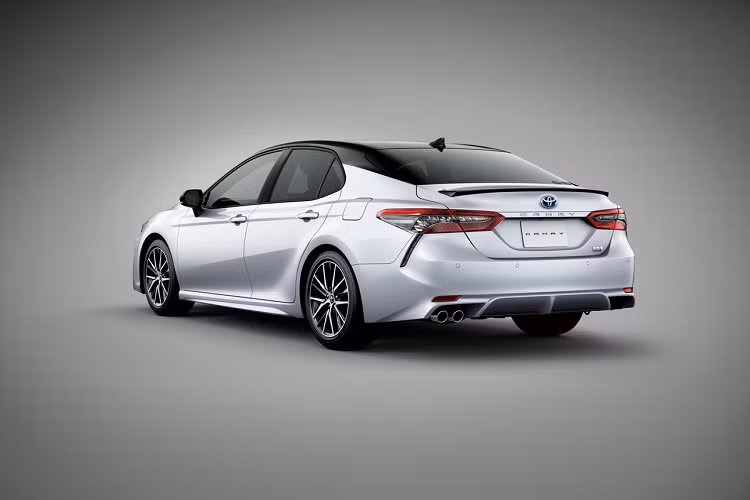 Phần đầu xe được thiết kế lại với lưới tản nhiệt sắc nét hơn. Toyota Camry thế hệ mới bản tiêu chuẩn có phần lưới tản nhiệt chia 2 tầng rõ rệt. Phần dưới có các thanh ngang màu đen hoặc xám mờ mở rộng về 2 bên và được viền chrome