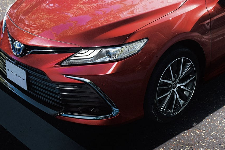 Giá xe Toyota Camry 2021 có mức bán ra từ 3,48 triệu yen đến 4,67 triệu yen, tương đương 33.200 đến 44.500 USD.