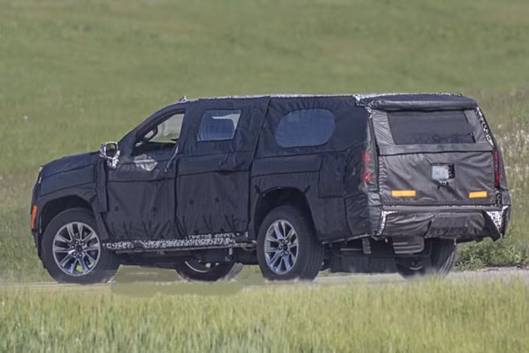 Mức giá xe Chevrolet Suburban 2022 từ GM dự kiến khoảng 3,64 triệu USD một chiếc (tương đương khoảng 82,9 tỷ đồng). GM sẽ bàn giao 10 chiếc Suburban đặc biệt này cho Cơ quan An ninh Ngoại giao Mỹ (DDS) trong vòng 2 năm.