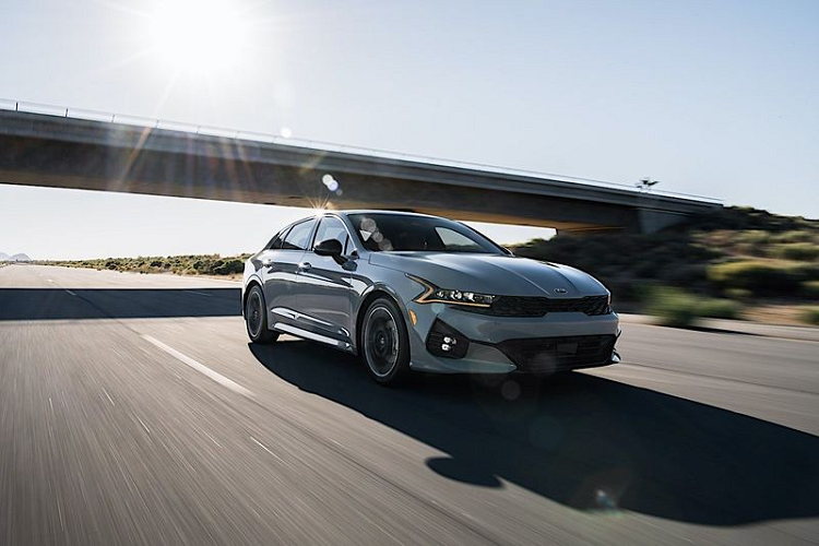 Sức hút của K5 thế hệ mới đã được chứng minh với doanh số tháng 5/2021 đạt 12.459 xe, hơn đáng kể so với cùng kỳ năm ngoái (5.854 xe). Với việc chuyển sang logo mới và có thêm nhiều “đồ chơi”, Kia K5 2022 chắc chắn sẽ thu hút được nhiều khách hàng hơn nữa. Hi vọng rằng phiên bản mới của K5 sẽ sớm có mặt tại Việt Nam.