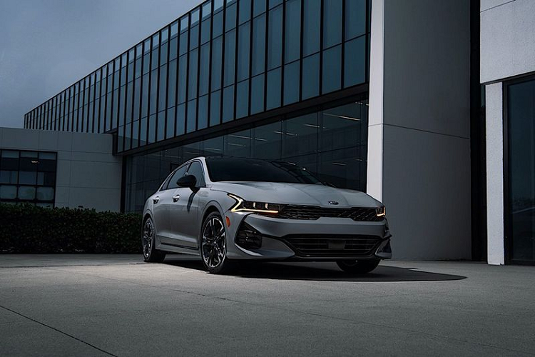 Đáng chú ý, LXS AWD được đánh giá là phiên bản đáng mua nhất của Kia K5 2022, xe có đèn pha LED, gương chiếu hậu chỉnh điện, màn hình cảm ứng 8 inch ở trung tâm tương thích với Android Auto và Apple CarPlay, mở cửa từ xa, điều hòa 2 vùng, ghế chỉnh điện 6 hướng cùng nhiều hệ thống an toàn, hỗ trợ lái xe như cảnh báo phương tiện cắt ngang phía sau khi lùi, mở cốp thông minh, gập hàng ghế sau bằng một nút bấm…