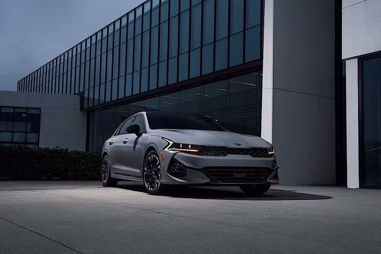 Đáng chú ý, LXS AWD được đánh giá là phiên bản đáng mua nhất của Kia K5 2022, xe có đèn pha LED, gương chiếu hậu chỉnh điện, màn hình cảm ứng 8 inch ở trung tâm tương thích với Android Auto và Apple CarPlay, mở cửa từ xa, điều hòa 2 vùng, ghế chỉnh điện 6 hướng cùng nhiều hệ thống an toàn, hỗ trợ lái xe như cảnh báo phương tiện cắt ngang phía sau khi lùi, mở cốp thông minh, gập hàng ghế sau bằng một nút bấm…