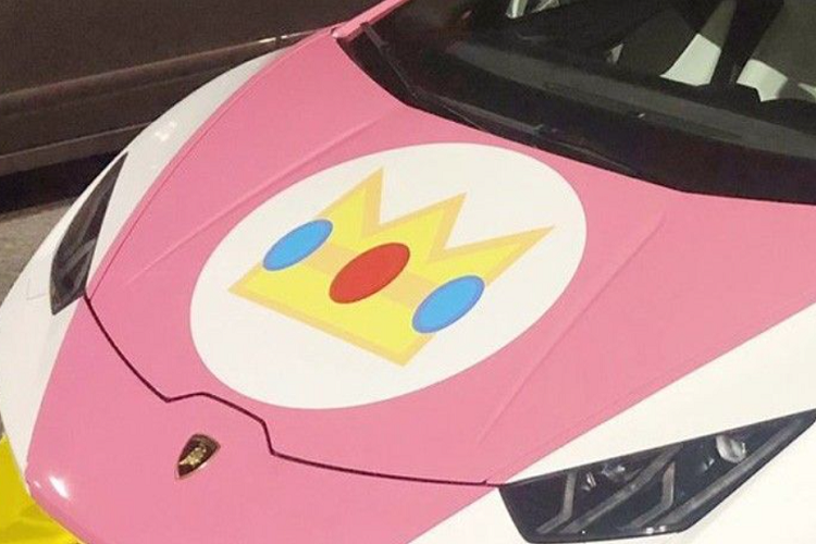 Đáng chú ý là biểu tượng vương miệng cỡ đại gắn chính giữa mui xe ngay trên huy hiệu Raging Bull và bên cánh cửa.