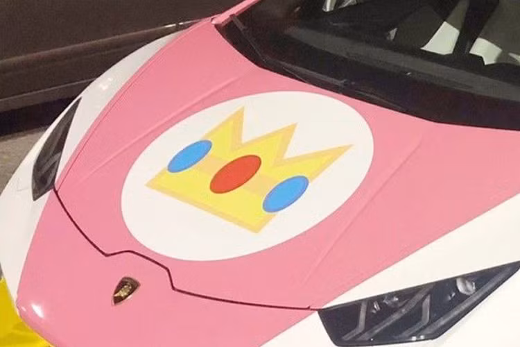 Đáng chú ý là biểu tượng vương miệng cỡ đại gắn chính giữa mui xe ngay trên huy hiệu Raging Bull và bên cánh cửa.