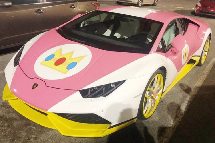 Trái ngược với ngoại thất "lột xác", khoang cabin của Lamborghini Huracan độ game Mario Kart lại được giữ nguyên vẻ tinh tế trong bọc da màu trắng, cũng khá hợp với phối màu của thân xe.