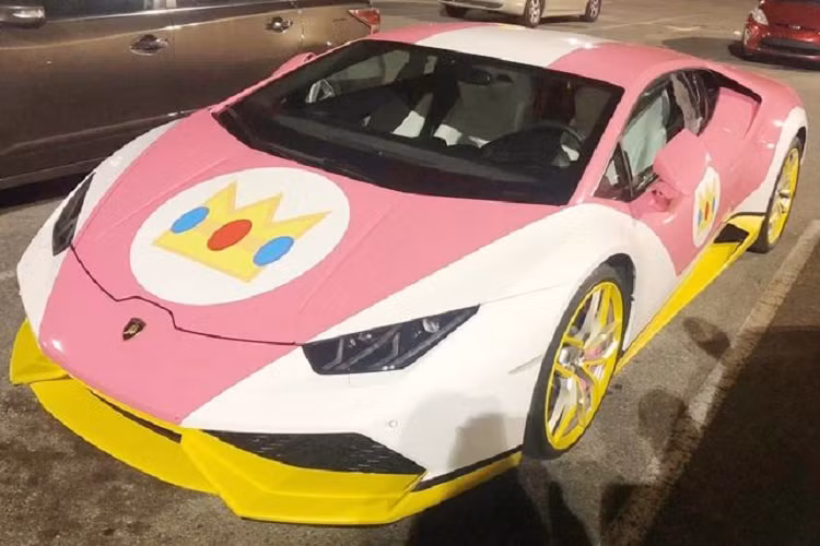 Trái ngược với ngoại thất "lột xác", khoang cabin của Lamborghini Huracan độ game Mario Kart lại được giữ nguyên vẻ tinh tế trong bọc da màu trắng, cũng khá hợp với phối màu của thân xe.