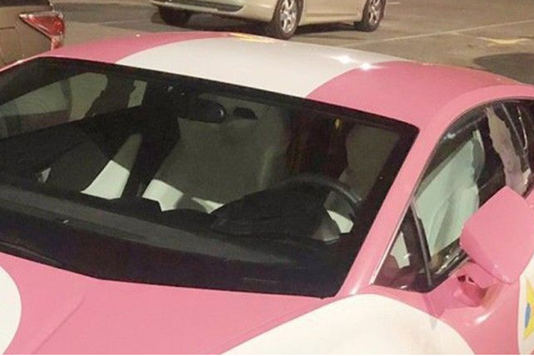 Trong khi đó, tông vàng được áp dụng ở cản trước, líp trước, sườn xe và cả các la-zăng.