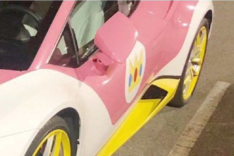 Hy vọng rằng bộ cánh hồng - trắng - vàng của siêu xe Lamborghini Huracan tốc độ này chỉ là bọc decal chứ không phải sơn trực tiếp. Màu hồng chủ đạo bao quanh thân xe từ phần nắp ca-pô đến trần xe, cánh cửa và ốp đuôi, đan xen những mảng màu trắng lớn.