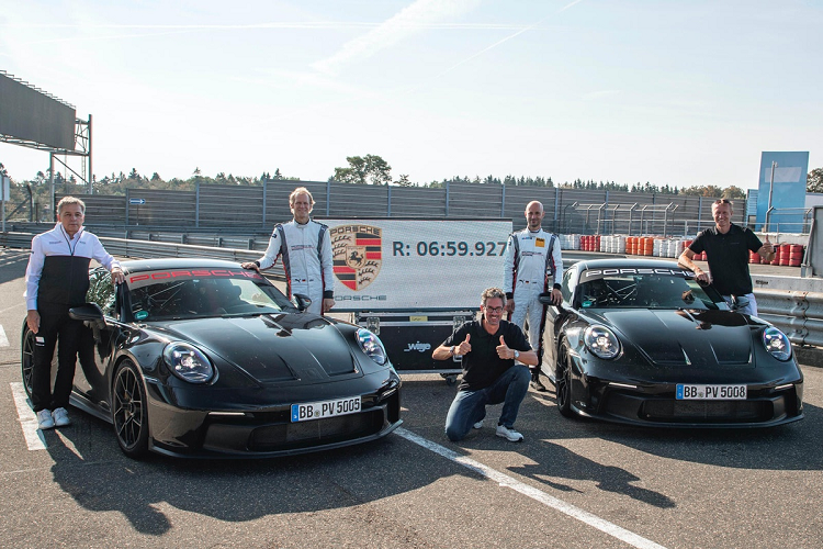 Không giống như những chiếc xe thương mại khác, động cơ của 911 GT3 được phát triển dựa trên những mẫu xe đua thể thao. Walter Rohrl cho biết: “Trong hơn 20 năm, tất cả tiến bộ được phát triển cho xe đua đều được áp dụng cho xe thương mại, không chỉ là động cơ, mà còn là khung gầm và các biện pháp giảm khối lượng”.