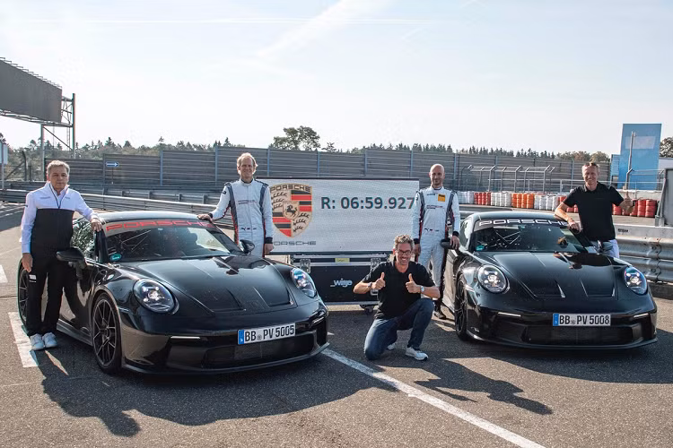 Không giống như những chiếc xe thương mại khác, động cơ của 911 GT3 được phát triển dựa trên những mẫu xe đua thể thao. Walter Rohrl cho biết: “Trong hơn 20 năm, tất cả tiến bộ được phát triển cho xe đua đều được áp dụng cho xe thương mại, không chỉ là động cơ, mà còn là khung gầm và các biện pháp giảm khối lượng”.