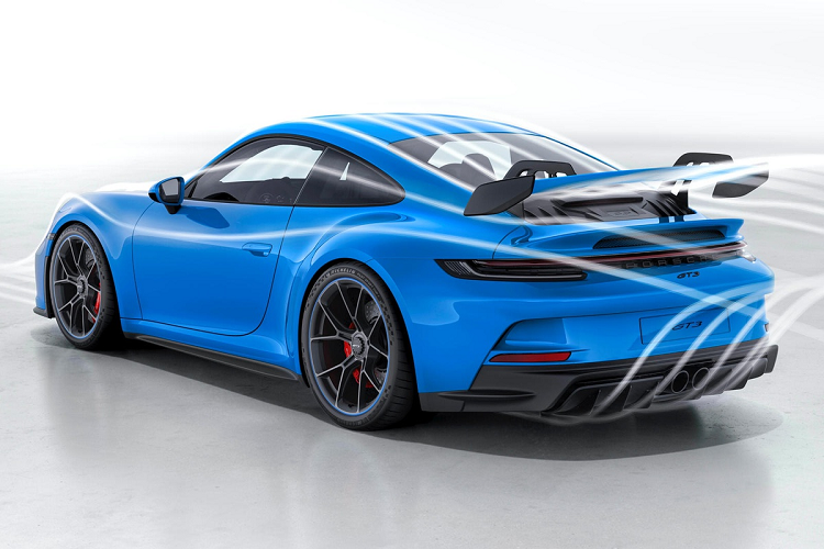 Về tiếng ống xả, Walter Rohrl mô tả nó rất phấn khích và không có người đam mê xe hơi nào có thể cưỡng lại Porsche 911 GT3. Jorg Bergmeister cũng khẳng định rằng 911 GT3 không chỉ là một chiếc xe thể thao đơn thuần, đây còn là kiệt tác giúp đưa niềm đam mê xe hơi đến với nhiều thế hệ tiếp theo. "Con trai ba tuổi của tôi luôn thích thú khi hệ thống xả thể thao của xe được kích hoạt", Jorg Bergmeister cho biết.