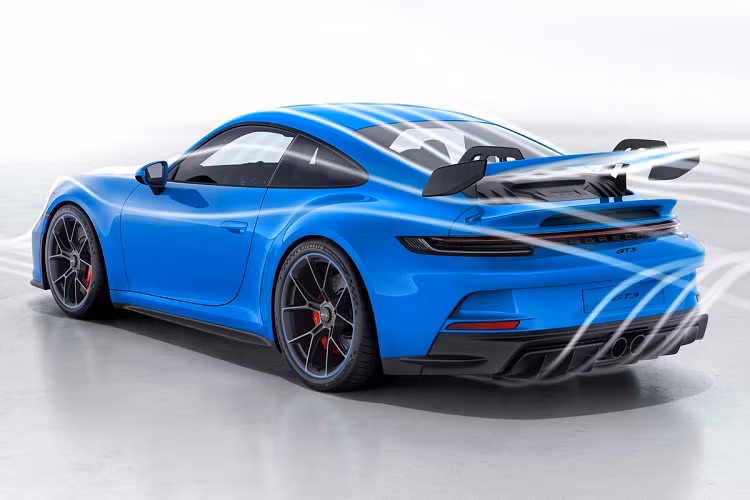 Về tiếng ống xả, Walter Rohrl mô tả nó rất phấn khích và không có người đam mê xe hơi nào có thể cưỡng lại Porsche 911 GT3. Jorg Bergmeister cũng khẳng định rằng 911 GT3 không chỉ là một chiếc xe thể thao đơn thuần, đây còn là kiệt tác giúp đưa niềm đam mê xe hơi đến với nhiều thế hệ tiếp theo. "Con trai ba tuổi của tôi luôn thích thú khi hệ thống xả thể thao của xe được kích hoạt", Jorg Bergmeister cho biết.