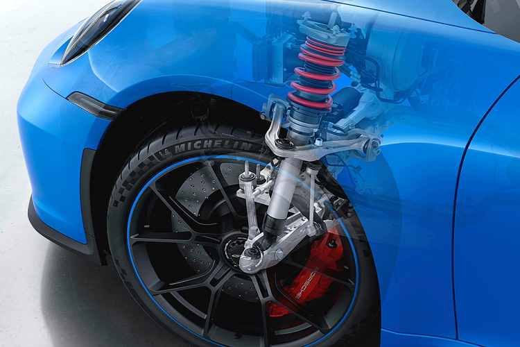 Cụ thể, trên 911 GT3 2022, xe được trang bị thêm hệ thống treo tay đòn kép, cánh gió phía sau với thiết kế cổ thiên nga. Bộ khuếch tán được lấy từ mẫu xe đua Porsche 911 RSR từng chiến thắng tại giải đua Le Mans và nhiều thành tích cho thương hiệu xe Đức.