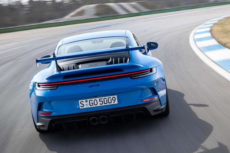 Với việc là một trong số ít mẫu xe sử dụng động cơ hút khí tự nhiên còn sót lại trong dải sản phẩm Porsche, 911 GT3 2022 trang bị động cơ 6 xy-lanh, dung tích 4.0L được cải tiến từ mẫu xe đua 911 GT3 R.