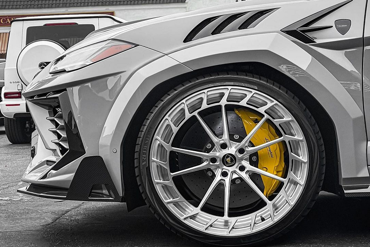 Chiếc Lamborghini Urus này được lắp bộ body kit thân rộng với hướng gió trước và sau tùy biến. Nhiều chi tiết được làm từ sợi carbon như ốp sườn, bộ khuếch tán, cánh gió sau, nắp capô, vòm bánh xe. Riêng bộ mâm KK x Platinum Special Pantone được thửa riêng và không nằm trong gói độ của Mansory.