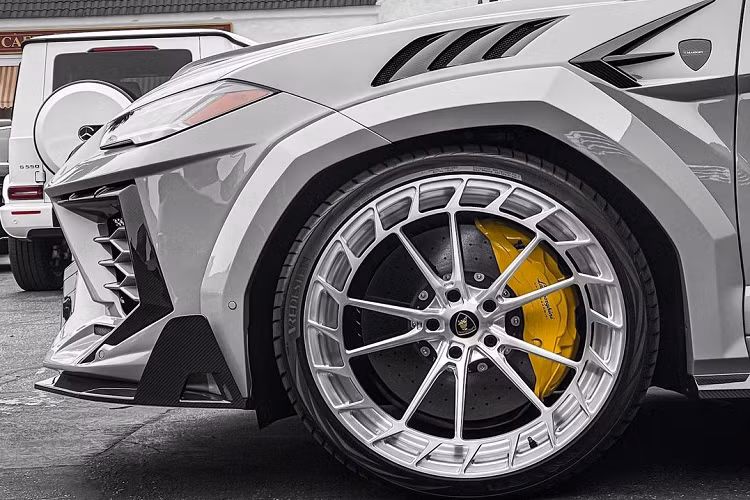 Chiếc Lamborghini Urus này được lắp bộ body kit thân rộng với hướng gió trước và sau tùy biến. Nhiều chi tiết được làm từ sợi carbon như ốp sườn, bộ khuếch tán, cánh gió sau, nắp capô, vòm bánh xe. Riêng bộ mâm KK x Platinum Special Pantone được thửa riêng và không nằm trong gói độ của Mansory.