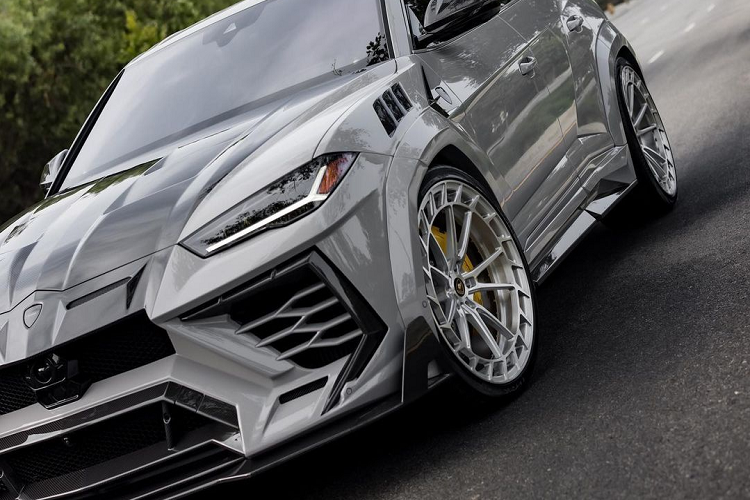 Là khách hàng thân thiết của đại lý siêu xe Platinum Motorsports ở Los Angeles, chiếc Lamborghini Urus Mansory của Kardashian cũng được cô mua từ đây.