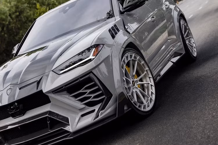 Là khách hàng thân thiết của đại lý siêu xe Platinum Motorsports ở Los Angeles, chiếc Lamborghini Urus Mansory của Kardashian cũng được cô mua từ đây.