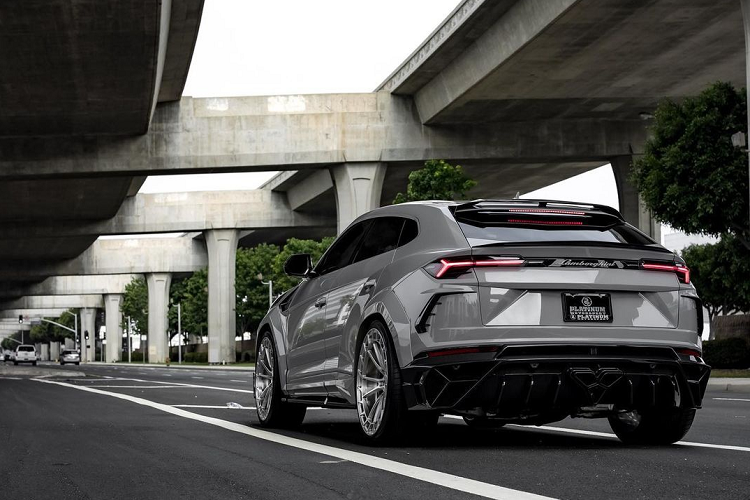 Mẫu siêu SUV Lamborghini Urus nguyên bản sử dụng động cơ tăng áp kép V8 4.0L, công suất 641 mã lực, mô-men xoắn 850 Nm. SUV tăng tốc 0-100 km/h trong 3,6 giây trước khi đạt vận tốc tối đa 305 km/h.