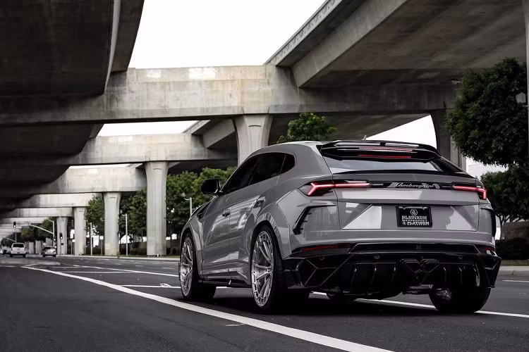 Mẫu siêu SUV Lamborghini Urus nguyên bản sử dụng động cơ tăng áp kép V8 4.0L, công suất 641 mã lực, mô-men xoắn 850 Nm. SUV tăng tốc 0-100 km/h trong 3,6 giây trước khi đạt vận tốc tối đa 305 km/h.