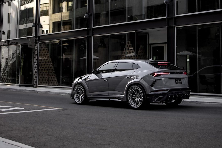 Các mẫu Venatus của Mansory đều được can thiệp vào hiệu suất nhưng mỗi phiên bản cho ra mức công suất khác nhau. Phiên bản này sử dụng động cơ V8 tăng áp kép 4.0L tương tự xe nguyên bản nhưng sản sinh công suất 810 mã lực và mô-men xoắn 1.050 Nm. So với nguyên bản, Urus Venatus mạnh hơn 170 mã lực.