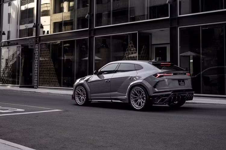 Các mẫu Venatus của Mansory đều được can thiệp vào hiệu suất nhưng mỗi phiên bản cho ra mức công suất khác nhau. Phiên bản này sử dụng động cơ V8 tăng áp kép 4.0L tương tự xe nguyên bản nhưng sản sinh công suất 810 mã lực và mô-men xoắn 1.050 Nm. So với nguyên bản, Urus Venatus mạnh hơn 170 mã lực.