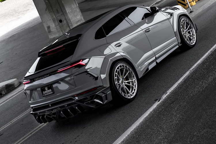 Nguyên bản của mẫu siêu SUV này có màu ngoại thất trắng, sau đó được nâng cấp bằng gói độ Mansory.