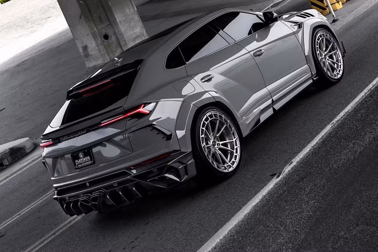 Nguyên bản của mẫu siêu SUV này có màu ngoại thất trắng, sau đó được nâng cấp bằng gói độ Mansory.