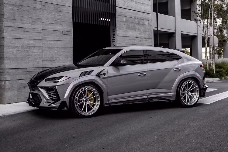 Nhờ đó, chiếc SUV này có khả năng tăng tốc 0-100 km/h trong 3,3 giây, tốc độ tối đa 320 km/h. Mức giá xe Lamborghini Urus Mansory của Kim Kardashian khoảng 600.000 USD (tương đương khoảng hơn 1,36 tỷ đồng).