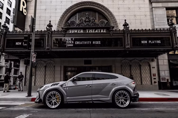 Sau khi gây chú ý bằng việc phủ bông toàn bộ chiếc Lamborghini Urus hồi tháng 6, Kim Kardashian tiếp tục chi 600.000 USD để mua thêm chiếc Urus khác, lần này là bản độ Mansory.