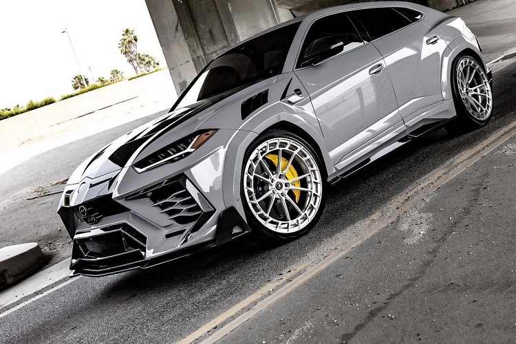 Dù ít khi trực tiếp lái xe, Kim Kardashian không ngại vung tiền vào những chiếc siêu xe đắt giá. Với tài sản khoảng 1,2 tỷ USD, không khó để ngôi sao truyền hình thực tế sở hữu những mẫu xe đắt đỏ như Lamborghini Urus Mansory mới.