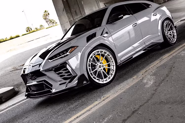 Dù ít khi trực tiếp lái xe, Kim Kardashian không ngại vung tiền vào những chiếc siêu xe đắt giá. Với tài sản khoảng 1,2 tỷ USD, không khó để ngôi sao truyền hình thực tế sở hữu những mẫu xe đắt đỏ như Lamborghini Urus Mansory mới.