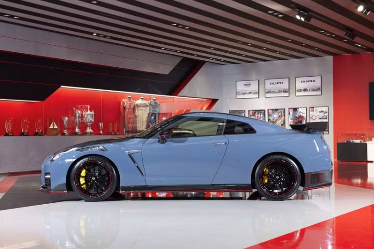 Về ngoại thất, Nissan GT-R Nismo thế hệ mới sở hữu màu sơn Nismo Steath Gray, được lấy cảm hứng từ các trường đua khác nhau mà mẫu xe này từng xác lập kỷ lục. Khác với những chiếc GT-R khác, phiên bản đặc biệt này có mui xe làm bằng sợi carbon phủ độc quyền của Nismo giúp giảm thiểu 100g trọng lượng.