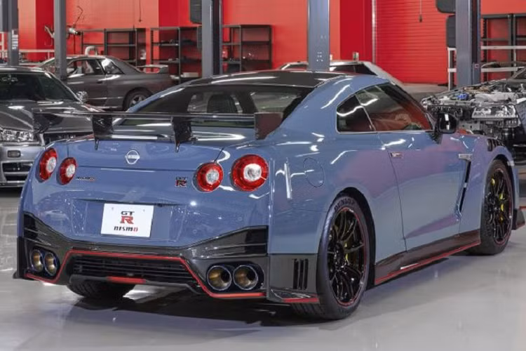 GT-R Nismo 2022 cùng một vài phiên bản đặc biệt khác sẽ chính thức ra mắt tại Nhật Bản vào tháng 10 năm nay, giá xe Nissan GT-R Nismo 2022 hiện chưa được công bố nhưng chắc chắn sẽ không hề rẻ như mong đợi.