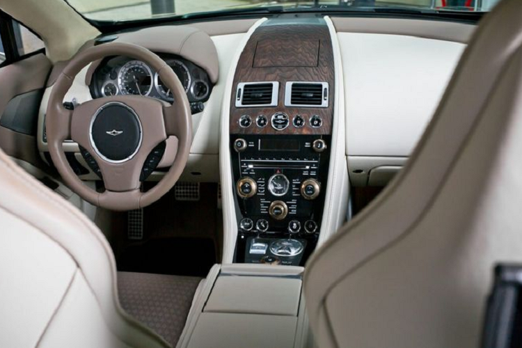 Chiếc Aston Martin Lagonda Taraf hàng hiếm này được hoàn thiện trong màu sơn xanh ô liu nhẹ nhàng nhưng vô cùng tinh tế. Thú vị hơn là dù không phải một chiếc xe hiệu suất nhưng tất cả các tấm thân xe của Lagonda Taraf đều được làm bằng sợi carbon. Lagonda Taraf có trọng lượng 1.995 kg.