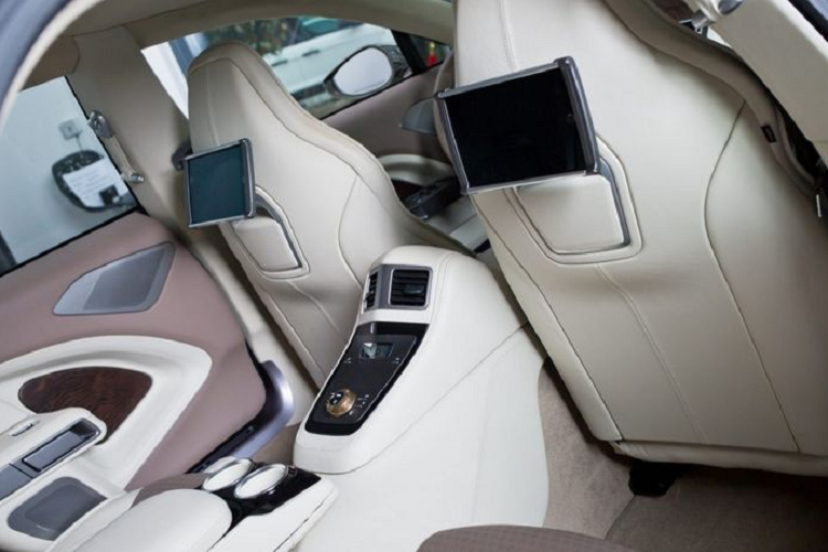 Bọc ghế được kết hợp bởi nhiều màu sắc khác nhau như nâu, be và rám nắng, đi kèm nhiều chi tiết trang trí bằng gỗ tối màu và đồng hồ kim loại cổ điển.