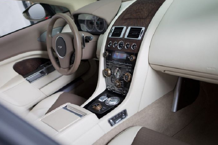 Cung cấp sức mạnh cho Aston Martin Lagonda Taraf là cỗ máy hút khí tự nhiên V12 6.0L sản sinh công suất 540 mã lực và mô-men xoắn cực đại 630 Nm.