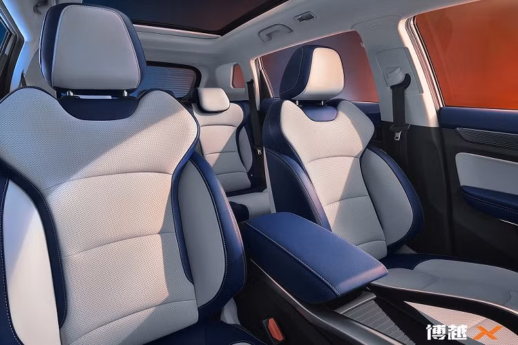 Nhắm đến đối tượng khách hàng là giới trẻ nên mẫu SUV cỡ C này được trang bị hệ thống thông tin giải trí với màn hình 12,3 inch, dùng chip ECARX E02 mới nhằm tăng hiệu suất và tính năng. Màn hình trung tâm dùng hệ điều hành Galaxy OS của Geely nên tương thích với nhiều ứng dụng, bao gồm cả WeChat. Đặc biệt, Geely Boyue X 2022 còn có hệ thống âm thanh Bose 12 loa cao cấp, đi kèm micro để người dùng hát karaoke. 