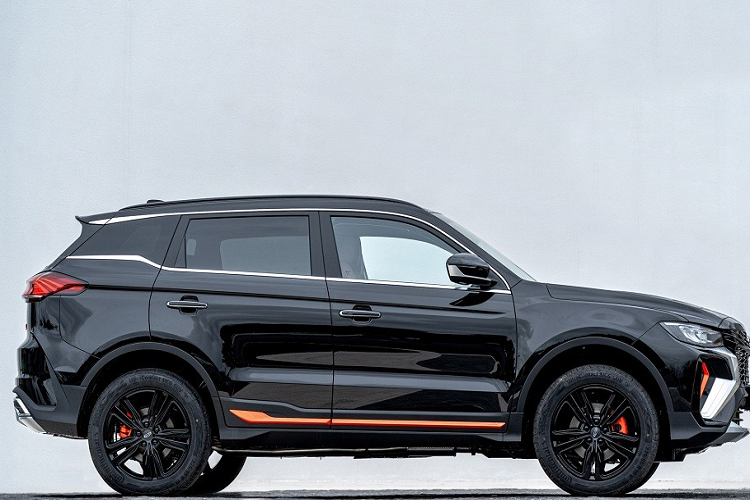 Chẳng bao lâu sau khi ra mắt, mẫu SUV này đã được bày bán tại Trung Quốc với 4 bản trang bị. Giá xe Geely Boyue X 2022 dao động từ 112.800 - 142.800 Nhân dân tệ (395 - 500 triệu đồng). Bỏ ra số tiền trên, khách hàng Trung Quốc sẽ nhận về mẫu SUV 5 chỗ có kích thước bao gồm chiều dài 4.519 mm, chiều rộng 1.831 mm, chiều cao 1.694 mm và chiều dài cơ sở 2.670 mm.