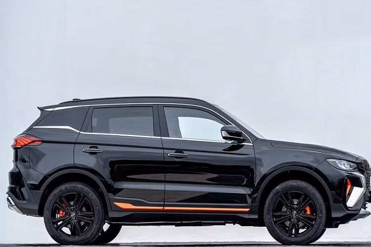 Chẳng bao lâu sau khi ra mắt, mẫu SUV này đã được bày bán tại Trung Quốc với 4 bản trang bị. Giá xe Geely Boyue X 2022 dao động từ 112.800 - 142.800 Nhân dân tệ (395 - 500 triệu đồng). Bỏ ra số tiền trên, khách hàng Trung Quốc sẽ nhận về mẫu SUV 5 chỗ có kích thước bao gồm chiều dài 4.519 mm, chiều rộng 1.831 mm, chiều cao 1.694 mm và chiều dài cơ sở 2.670 mm.