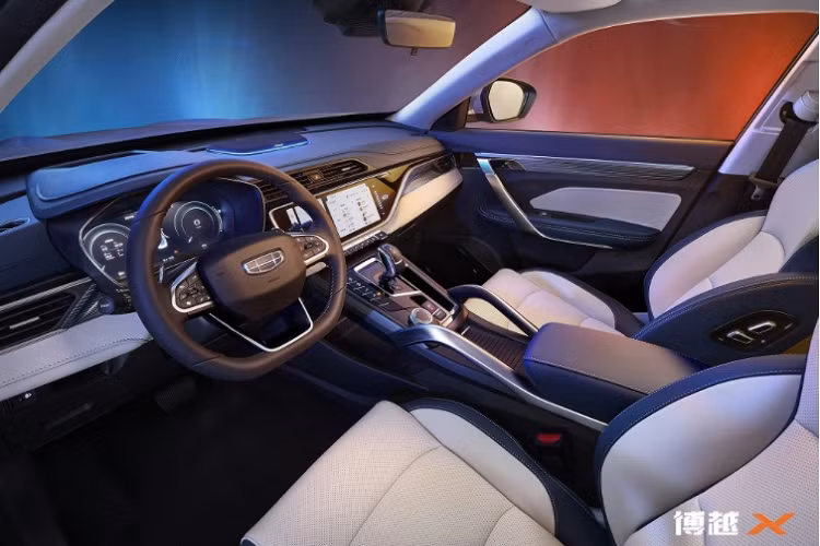 Đây sẽ là một điểm cộng lớn vì người Trung Quốc rất thích mua xe có tính năng này. Những trang bị đáng chú ý khác của Geely Boyue X 2022 bao gồm bảng đồng hồ kỹ thuật số với màn hình 12,3 inch, hệ thống đèn viền 72 màu và khóa kỹ thuật số dựa trên điện thoại thông minh, có thể tự động mở cửa khi người lái đến gần xe. Động cơ của Geely Boyue X 2022 là máy xăng 4 xi-lanh, phun nhiên liệu trực tiếp, tăng áp, dung tích 1.8L, tạo ra công suất tối đa 184 mã lực và mô-men xoắn cực đại 300 Nm.