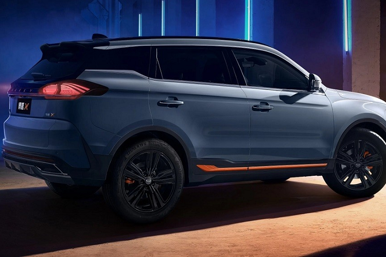 Động cơ kết hợp với hộp số tự động ly hợp kép 7 cấp và hệ dẫn động cầu trước tiêu chuẩn. Nhờ đó, xe có thể đạt vận tốc tối đa 200 km/h và tiêu thụ lượng xăng trung bình 7,7 lít/100 km. Trong thời gian tới, xe có thể được bổ sung động cơ xăng 3 xi-lanh, dung tích 1.5L với công suất tối đa 174 mã lực và mô-men xoắn cực đại 255 Nm. Động cơ này kết hợp cùng hộp số tự động 6 cấp. Khi có mặt trên thị trường, Geely Boyue X 2022 sẽ là đối thủ của Honda CR-V, Hyundai Tucson và Mazda CX-4.