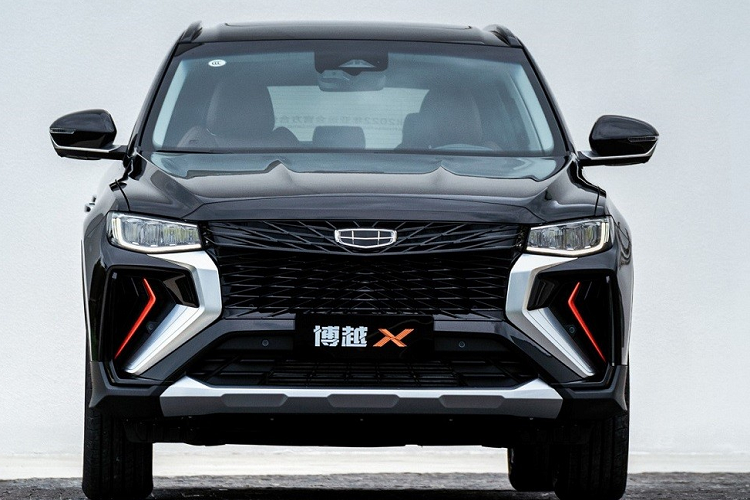 So với bản thường, mẫu xe SUV Geely Boyue X 2022 được áp dụng ngôn ngữ thiết kế mới mang tên “Vision Starburst” nên trông hầm hố và thể thao hơn. Điều này được thể hiện rõ qua thiết kế cản trước/sau, cánh lướt gió bên sườn, bộ khuếch tán gió giả đằng sau, cánh gió mui cỡ lớn và bộ vành hợp kim 19 inch màu đen đi kèm cùm phanh màu cam tương phản.