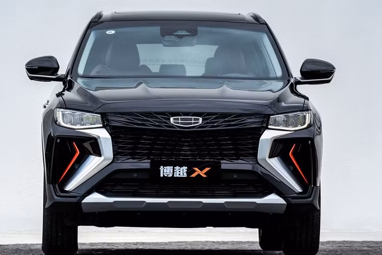 So với bản thường, mẫu xe SUV Geely Boyue X 2022 được áp dụng ngôn ngữ thiết kế mới mang tên “Vision Starburst” nên trông hầm hố và thể thao hơn. Điều này được thể hiện rõ qua thiết kế cản trước/sau, cánh lướt gió bên sườn, bộ khuếch tán gió giả đằng sau, cánh gió mui cỡ lớn và bộ vành hợp kim 19 inch màu đen đi kèm cùm phanh màu cam tương phản.