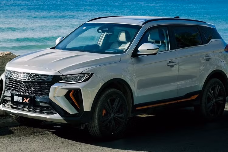 Geely Boyue là mẫu SUV cỡ C đã có mặt trên thị trường từ năm 2016. Trong 5 năm qua, hãng Geely đã mở rộng dòng xe này với phiên bản Pro và mới nhất là X. Trình làng trong triển lãm Ô tô Thành Đô 2021 diễn ra vào hồi tháng 9 năm nay, Geely Boyue X 2022 mới vốn được phát triển dựa trên bản Pro.