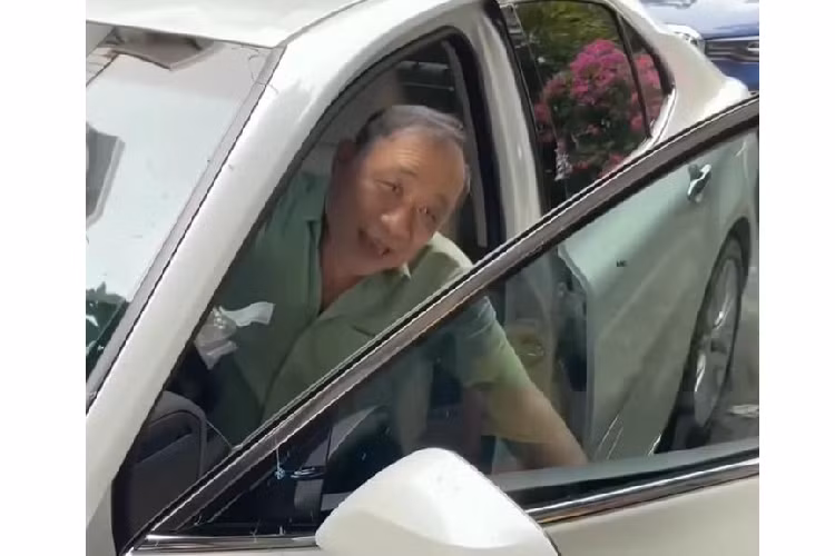 Đoạn video do Hari Won quay lại cho thấy, cô cùng MC Trấn Thành lái chiếc xe đắt tiền BMW X7 màu xanh dương qua nhà bố mẹ, sau đó, nam diễn viên hài đã gọi cho bố hỏi về việc chiếc xe màu trắng sao lại đậu trước cửa nhà của 2 ông bà.