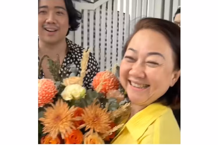 Lúc này, người bố đã thật thà đến xem chiếc xe Toyota Camry và phát hiện ra rằng trước cửa kính của xe có để tờ giấy ghi chủ xe kèm số điện thoại, sau 1 hồi tò mò, bố của Trấn Thành mới phát hiện ra đây là số của mình và lúc này nam MC cùng vợ mới tiết lộ đây là chiếc Toyota Camry Trấn Thành tặng bố mẹ.