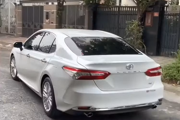 Trấn Thành nổi lên là 1 diễn viên hài đình đám và sau đó bước sang 1 lĩnh vực hoàn toàn khác là MC cho nhiều chương trình ăn khách tại Việt Nam. Một số nguồn tin cho biết, Trấn Thành có thể nói được 3 thứ tiếng là Trung Quốc, Hàn Quốc và tiếng Anh bên cạnh tiếng mẹ đẻ. Trong chương trình Siêu Trí Tuệ, chồng của Hari Won đã "bắn" tiếng Trung với 1 khách mời đến từ đất nước đông dân nhất thế giới.